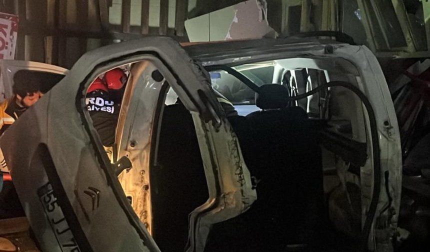 Ordu'da otomobil iş yerine girdi: 2 yaralı