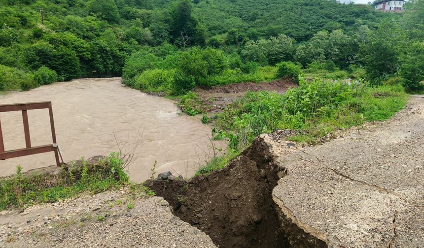 Ordu'da sağanak sonrası köprünün bir bölümü çöktü