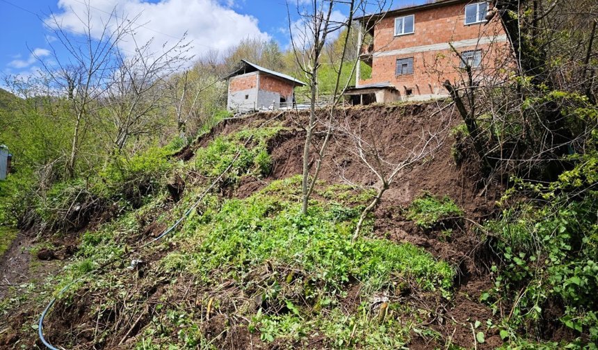 Ordu'da yaşanan heyelan nedeniyle yollarda çökme oluştu