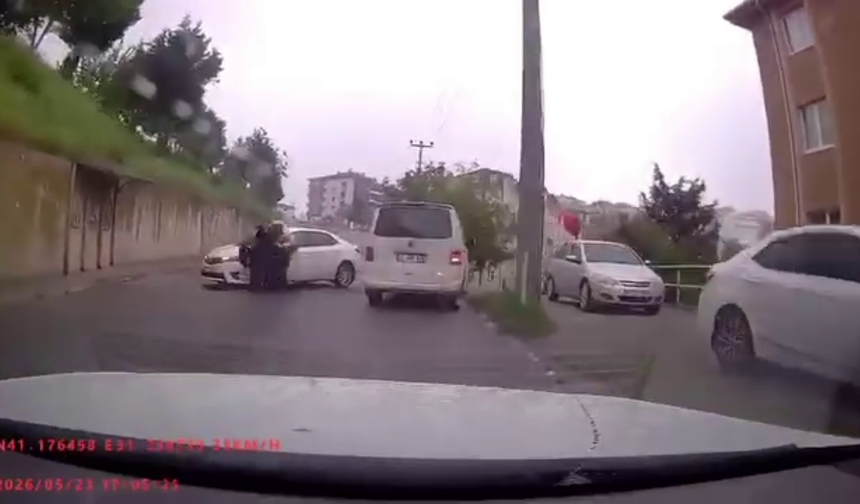 Otomobil ile motosikletin çarpıştığı kaza kamerada