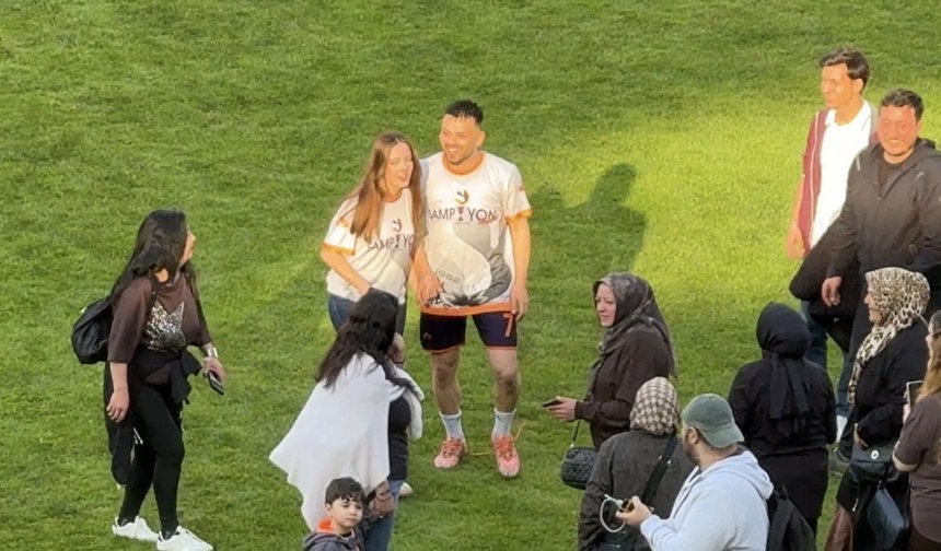 Şampiyonluk kutlamalarında futbolcudan sürpriz evlilik teklifi