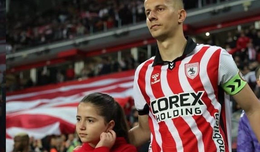 Samsunspor'da 1 antrenör ve 4 futbolcuyla yollar ayrılıyor