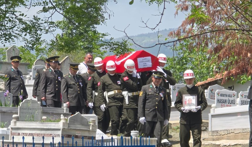 Şehit askerin cenazesi, ailesinin isteği üzerine 14 yıl sonra İstanbul'a nakledildi