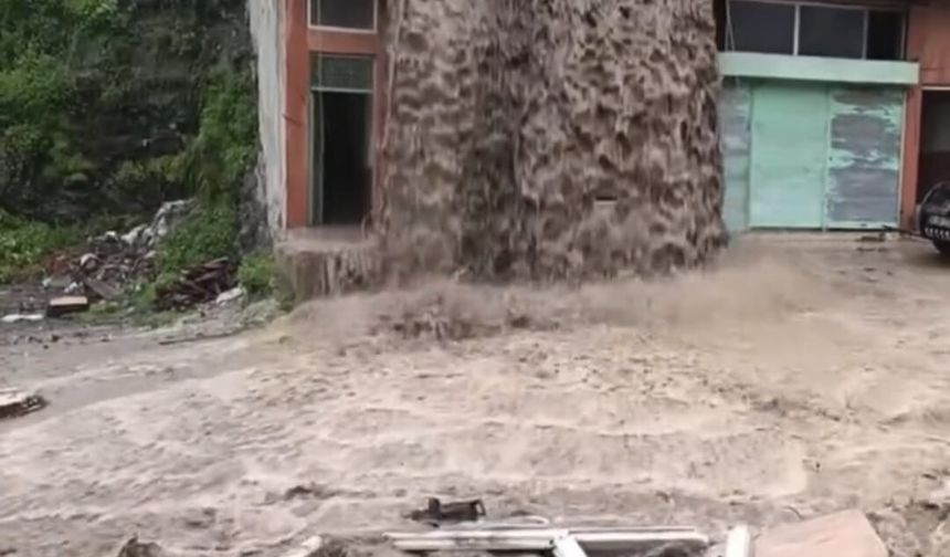 Sel suları evin içinden geçip balkondan caddeye aktı