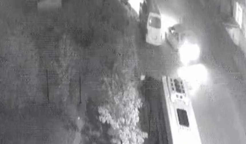 Sürücünün, otomobiliyle park halindeki minibüse çarpıp kaçtığı anlar kamerada