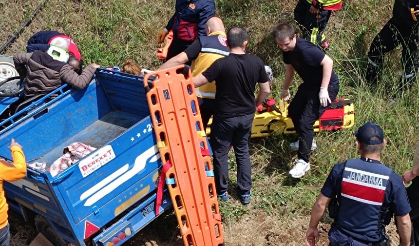 Tarım aracı, elektrik direğine çarpıp devrildi: 2'si ağır 6 yaralı