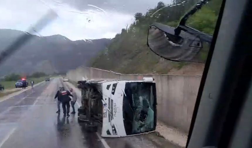 Tokat'ta midibüs ile itfaiye aracı çarpıştı: 4 yaralı