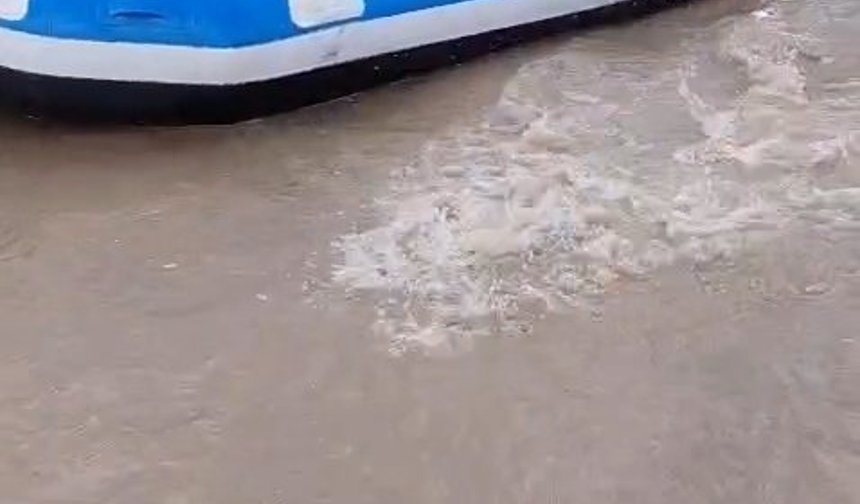 Tokat'ta su basan evlerinde mahsur kalanları AFAD botla kurtardı