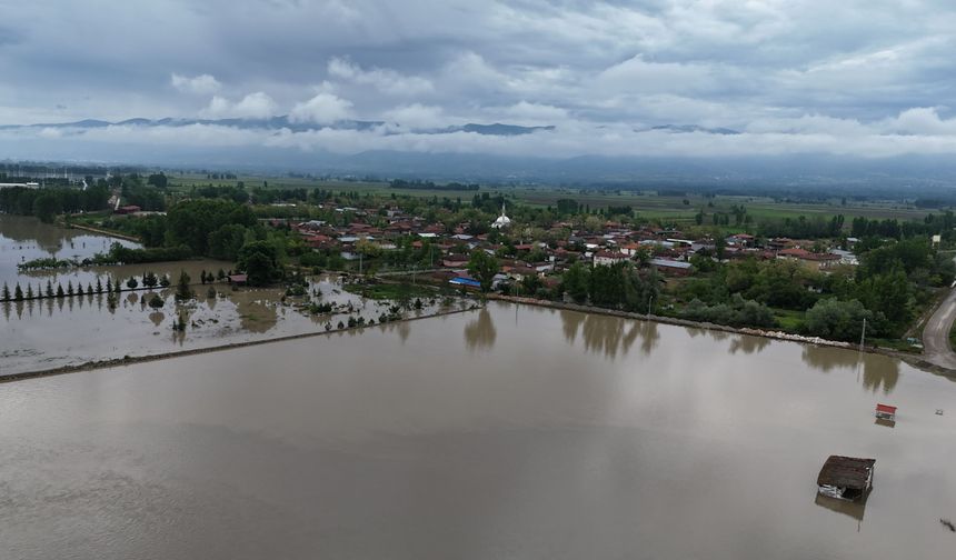 Tokat'ta tarım arazilerinin sular altında kaldığı anlar dronla görüntülendi