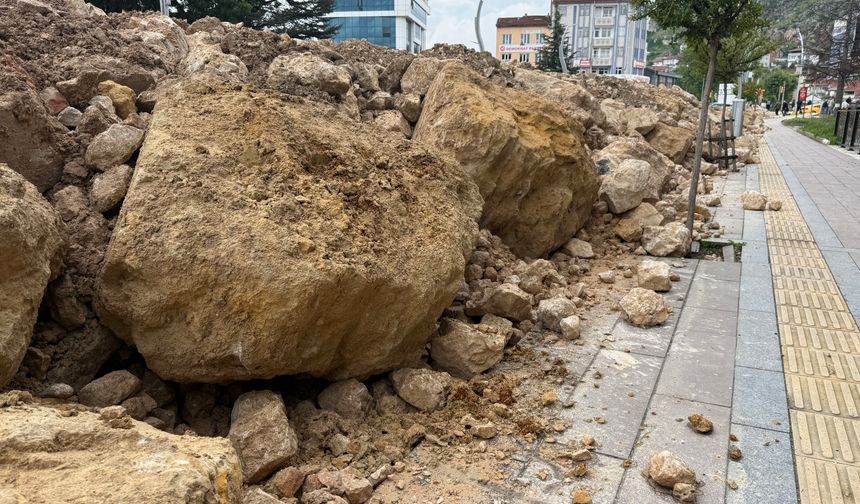 Tokat'ta taşkın riskine karşı dev kayalarla 9 kilometrelik set çekildi