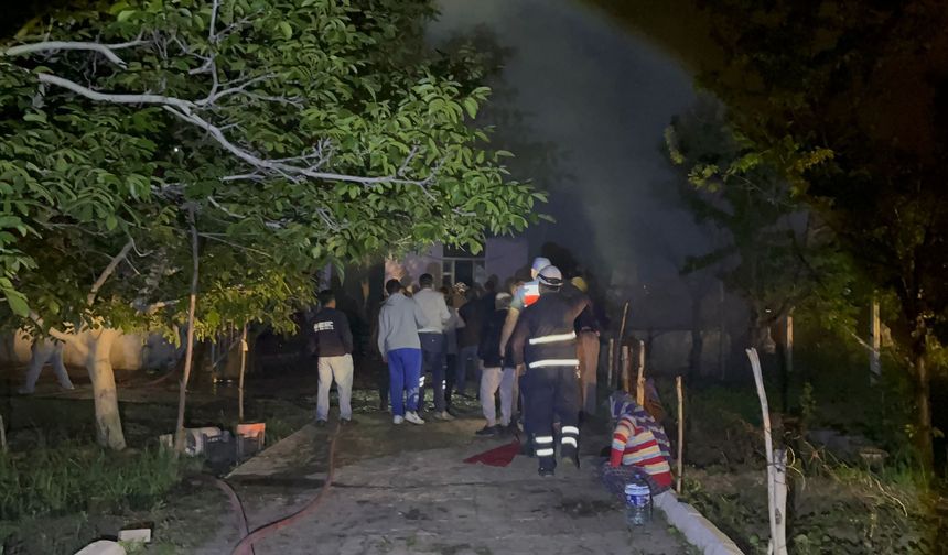 Tosya'da iki katlı evde yangın