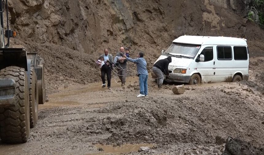 Trabzon'da heyelan; minibüsteki 3 kişi son anda kurtuldu