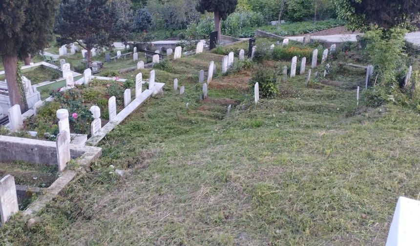 Trabzon'da Kurban Bayramı öncesi mezarlıklar temizlendi