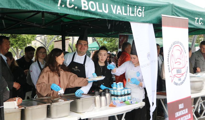 Türk mutfağı haftası kutlamalarında şeflerin yaptığı yemeklere yoğun ilgi