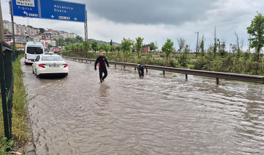 Zonguldak-İstanbul kara yolu su ile doldu, araç kuyrukları oluştu