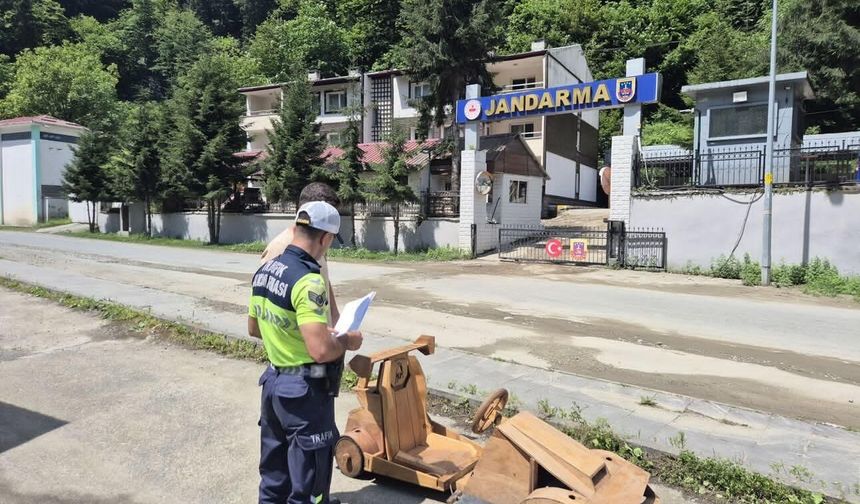 Ahşap arabasıyla kara yolunda hız denemesi yaptı