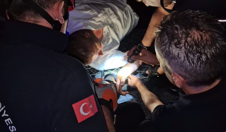 Alkollü çıktığı tel örgü devrilince bileği sıkıştı