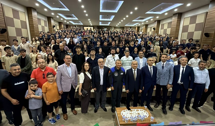 Alper Gezeravcı, Zonguldak ve Karabük'te liselilerle deneyimlerini paylaştı (2)