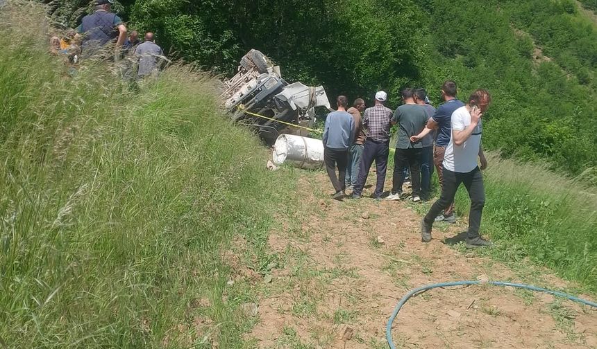 Beton mikseri şarampole yuvarlandı; 2 ölü, 1 yaralı