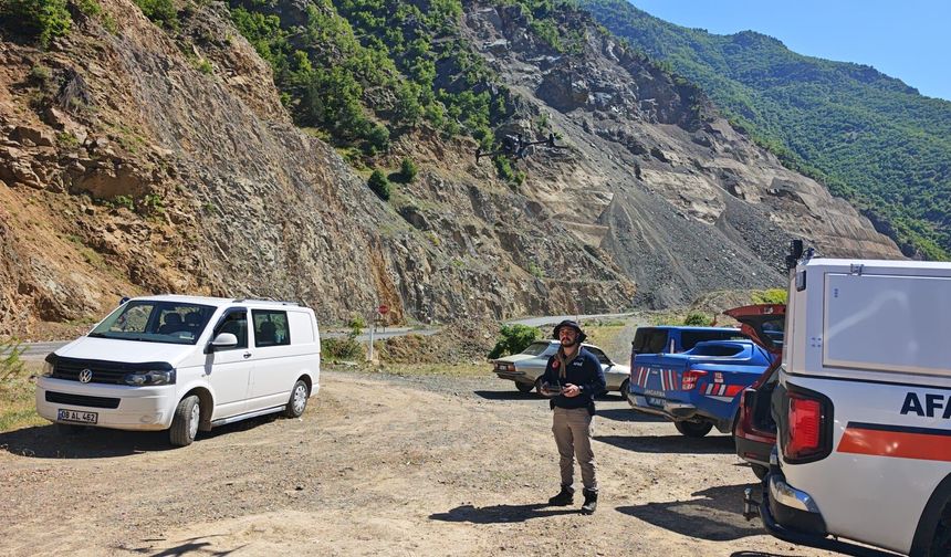 Dereye düşen kamyonette kaybolan baba ve oğlunu arama çalışmaları 3'üncü gününde