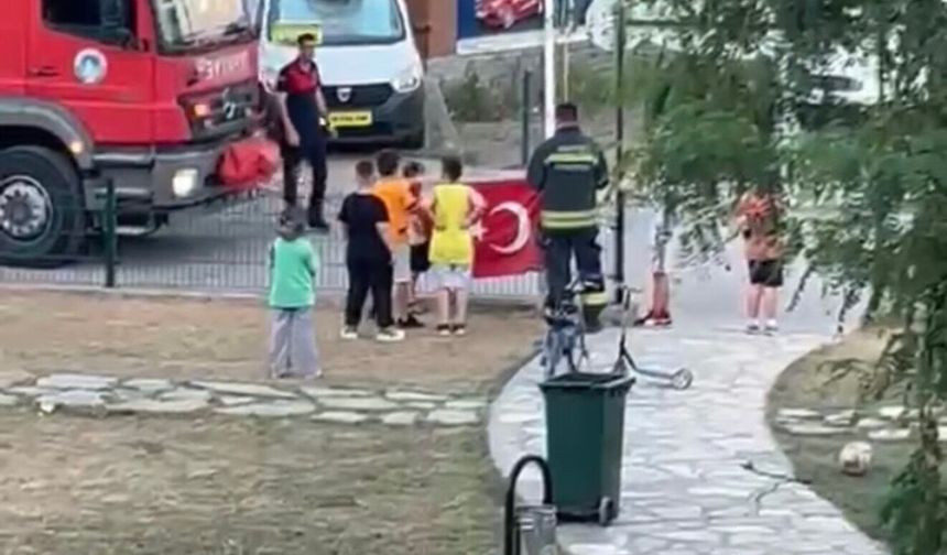 Düşen Türk bayrağına çocuklar sahip çıktı