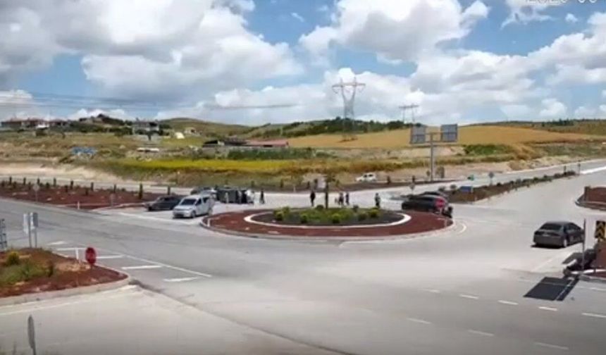 Hafif ticari araçla otomobilin çarpıştığı kaza kamerada; 1 ölü, 4 yaralı
