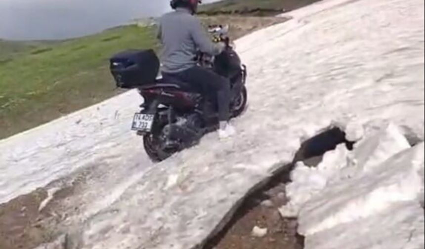 Haziran ayında zirvede poşetlerle karda kaydılar