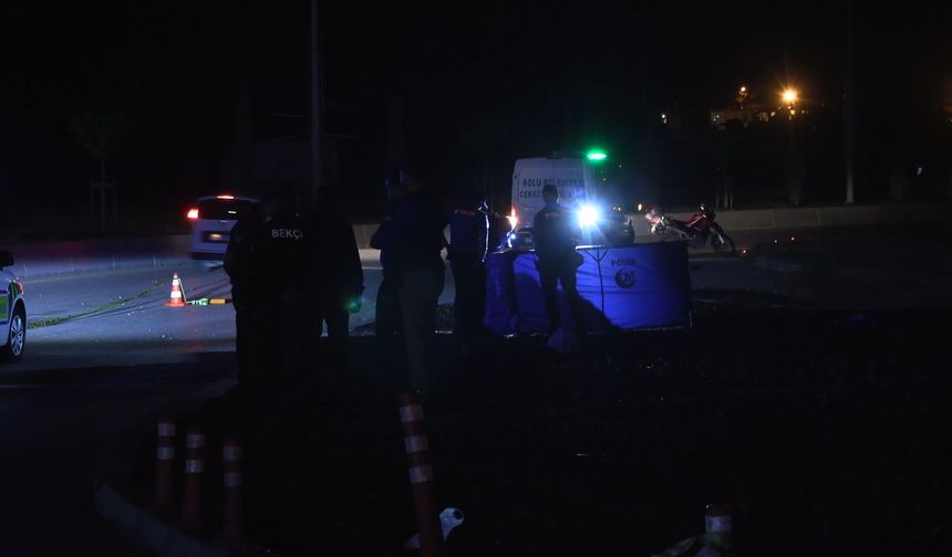 Kaldırıma çarpan motosiklet metrelerce savruldu: 1 ölü