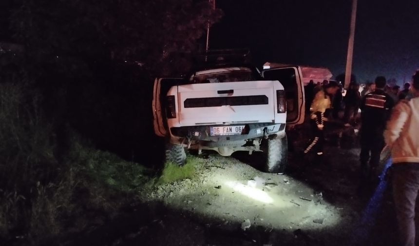 Kamyonet ile TIR çarpıştı: 3 yaralı