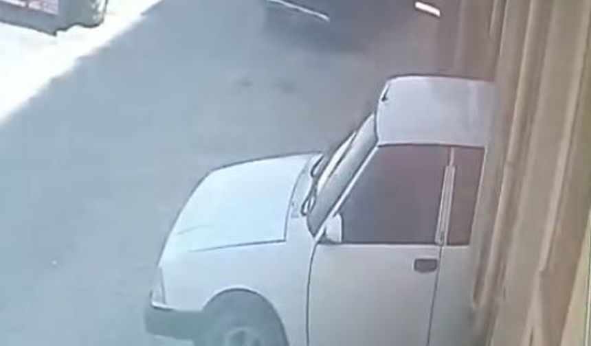 Kaporta ustası tamir etmek istediği otomobilin altında kaldı; o anlar kamerada