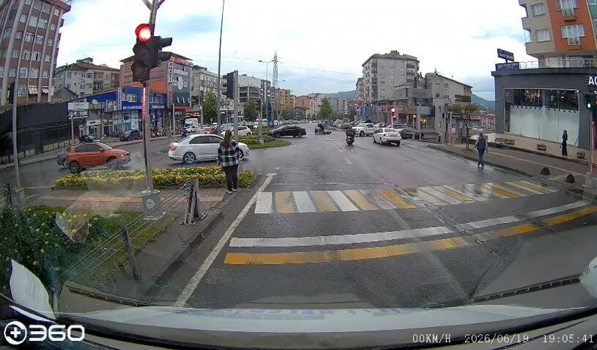 Kırmızı ışıkta geçen motosiklet, otomobile çarpt;, o anlar kamerada