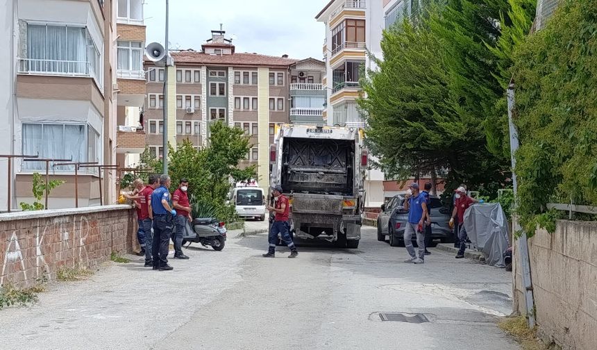 Kötü koku sonrası girilen evden 1 ton atık çıkarıldı