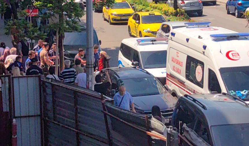 Mendilleri alınan satıcı, darbediliyormuş gibi davranıp, kendini yerlere vurdu