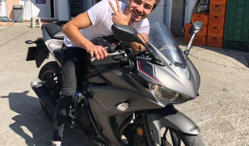 Motosiklet, akaryakıt istasyonuna dönen otomobile çarptı: 1 ölü, 1 yaralı