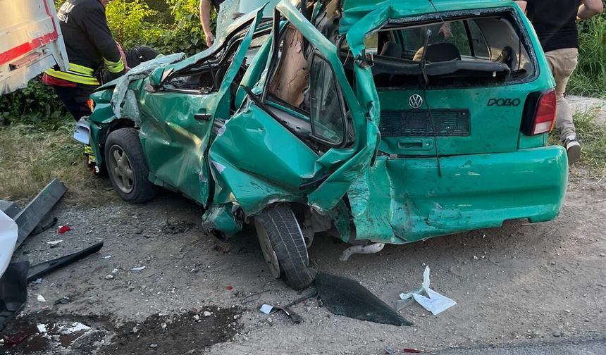 Ordu'da minibüs, park halindeki otomobile çarptı: 3 yaralı