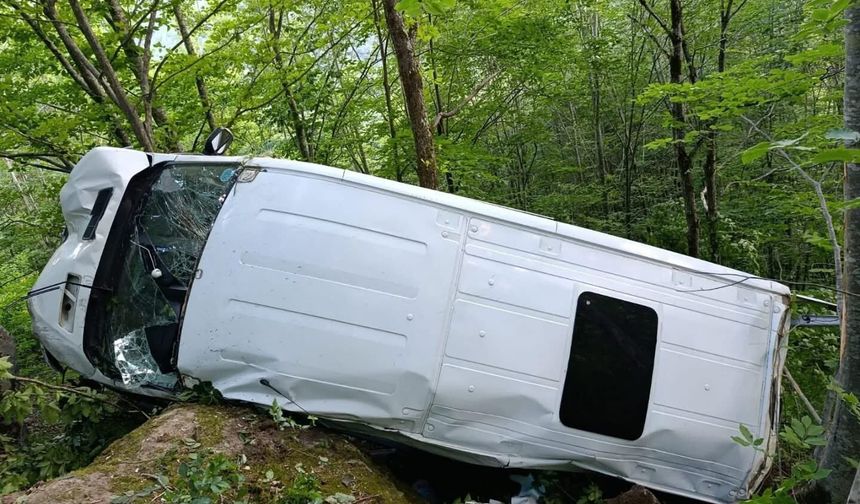 Ordu'da minibüs şarampole yuvarlandı: 11 yaralı