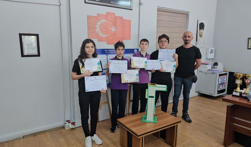 Ortaokul öğrencileri hava temizleyen sokak lambası geliştirdi