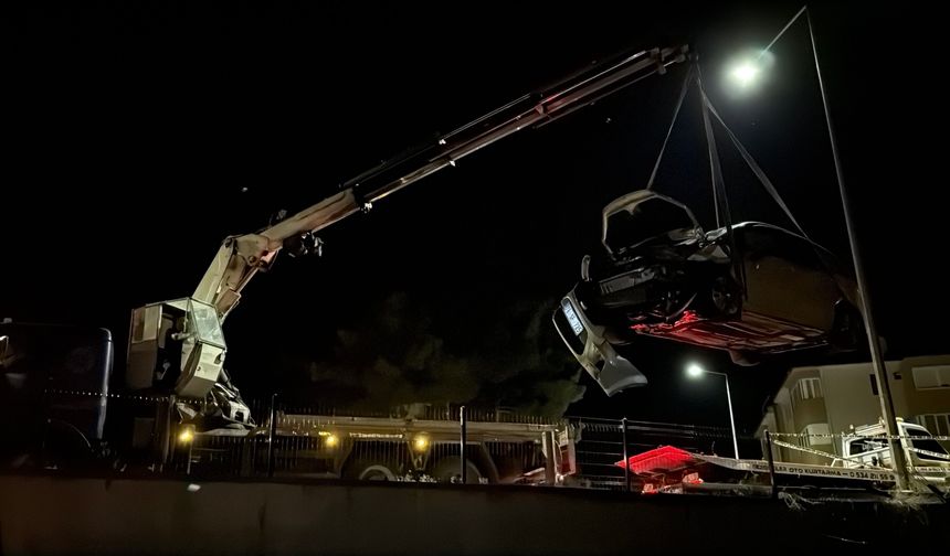 Otomobil, 4 metre yükseklikten apartman bahçesine düştü: 1 yaralı
