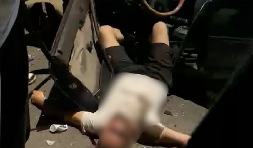 Otomobil, park halindeki araçlara çarptı; 2'si ağır 3 yaralı