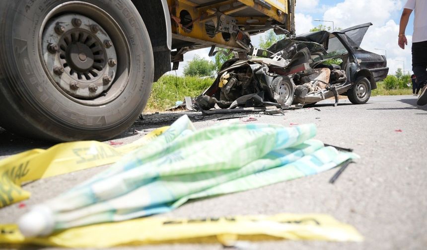 Otomobil, park halindeki TIR'a çarptı; sürücü ile eşi öldü