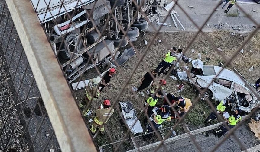 Otoyolda lastiği patlayan TIR, otomobile çarpıp devrildi: 6 yaralı