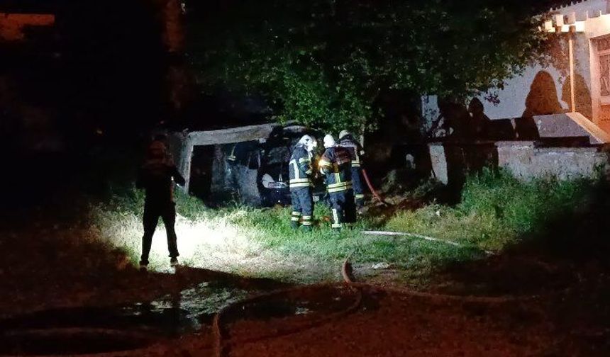 Park halindeki otomobil yandı, polis anonsla diğer araçları kaldırttı