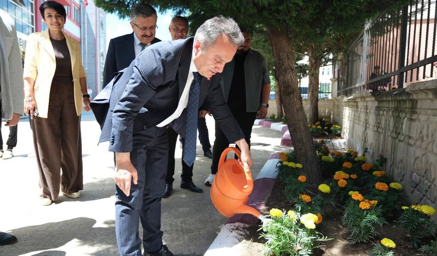 Rektör Yılmaz, peyzaj çalışmalarını inceledi