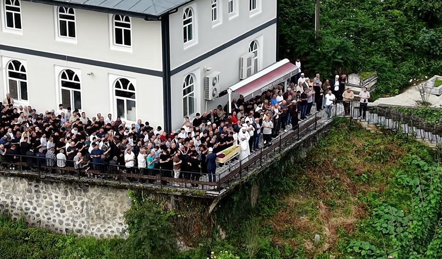 Rize'de 3 aracın karıştığı kaza sonrası yangın; 3 ölü, 5 yaralı (3)