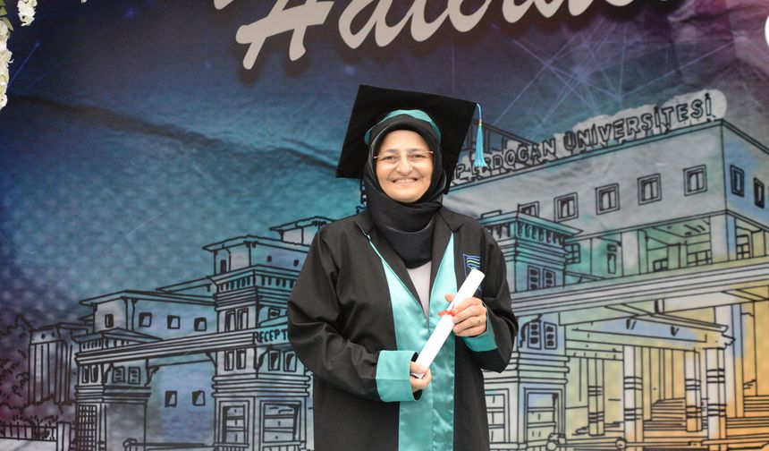 RTEÜ'de mezuniyet coşkusu; 54 yaşında iki ana dalda birinci oldu