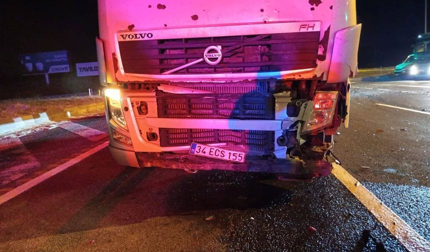 TIR, kırmızı ışıkta bekleyen otomobile çarptı: 3 yaralı
