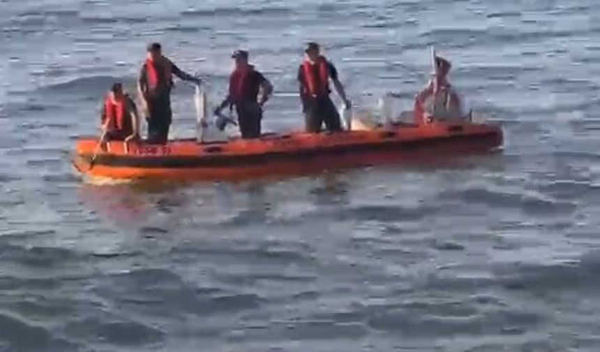 Uyarılara rağmen denize giren genç kayboldu