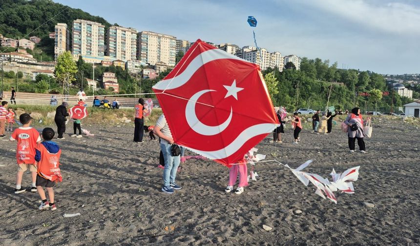 Vahşi çöp depolama alanına dikkat çekmek için uçurtmalarını havalandırdılar