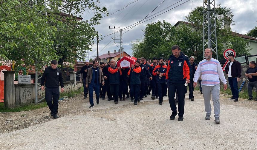 Yaşamını yitiren AFAD personelinin cenaze namazını babası kıldırdı