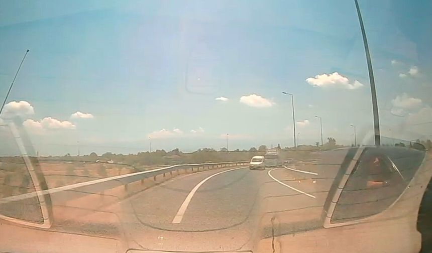 Yolu şaşıran sürücü ters şeritten geri geldi o anlar araç içi kamerasına yansıdı